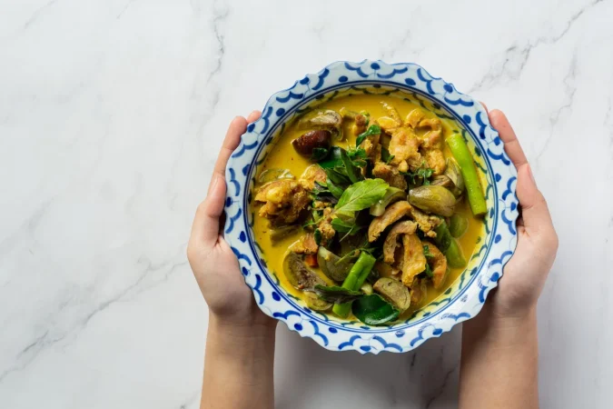Pollo al curry: receta, secretos y curiosidades del plato que conquista a medio mundo 3 Merca2.es pollo al curry verde de comida tailandesa sobre fondo de marmol Merca2.es