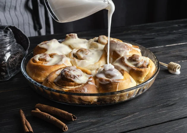 Cómo preparar en casa deliciosos rollitos de canela al estilo americano (cinnamon rolls) 4 Merca2.es postre alto con crema Merca2.es