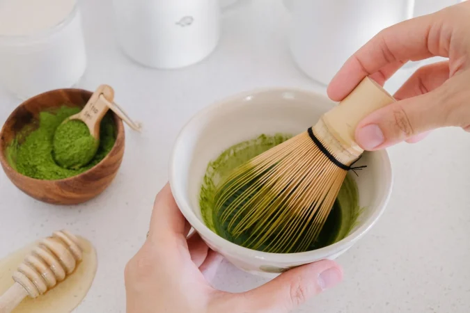 preparando te verde matcha bebidas saludables y de moda Merca2.es