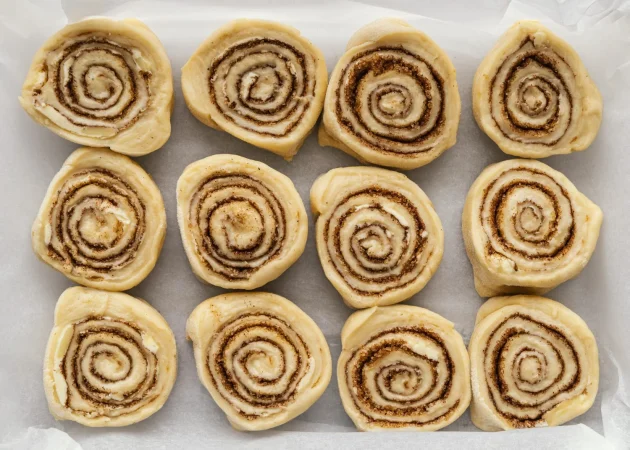 Cómo preparar en casa deliciosos rollitos de canela al estilo americano (cinnamon rolls) 5 Merca2.es rollos de canela planos en bandeja Merca2.es