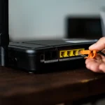 Sergio Montes (48), ingeniero de redes: «Poner el router en el mueble del salón es el peor error posible. Estás perdiendo el 50% de tu velocidad de fibra»