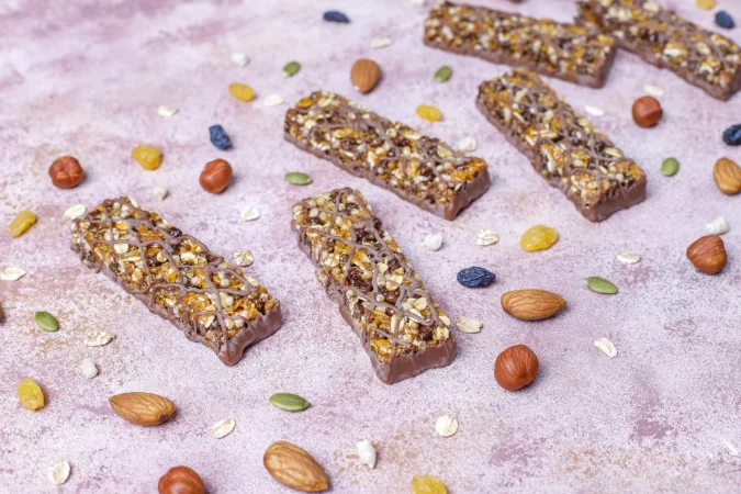 saludables deliciosas barras de granola con chocolate barras de muesli con nueces y frutas secas vista superior 1 Merca2.es