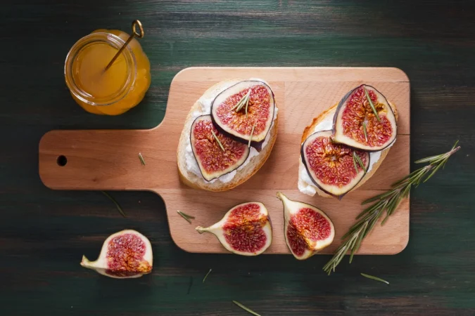 Cómo hacer mermelada de higos: un placer dulce y natural 2 Merca2.es sandwich con rebanadas de pan y queso vista superior Merca2.es