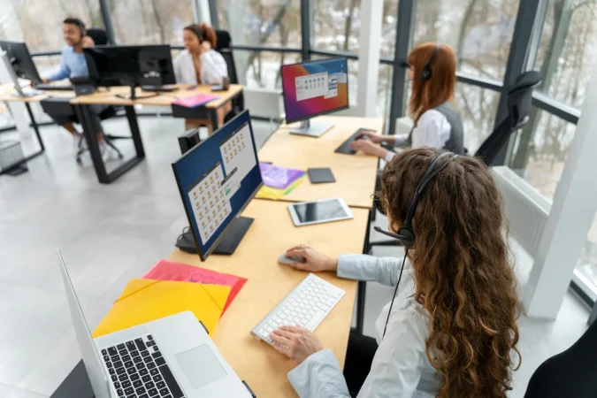 "Mi empresa me obliga a instalar una app en mi móvil personal": qué dice la ley sobre el control empresarial en dispositivos privados 1 Merca2.es Analizamos el papel crucial del consentimiento del trabajador para el uso laboral de dispositivos privados y las consecuencias de negarse. Fuente: Freepik