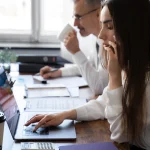 «Mi empresa me obliga a instalar una app en mi móvil personal»: qué dice la ley sobre el control empresarial en dispositivos privados