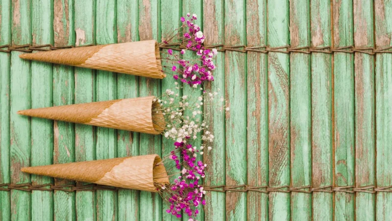 Cómo hacer cucuruchos de barquillo caseros y crujientes que sorprenden 5 Merca2.es tres cono de waffle con flores de aliento de bebe sobre fondo de madera Merca2.es