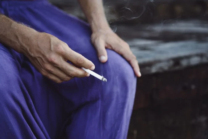 Nueva Ley Antitabaco: se prohíbe fumar en terrazas pero no en residencias 13 Merca2.es ENTRE LA AUTONOMÍA Y LA SALUD COLECTIVA