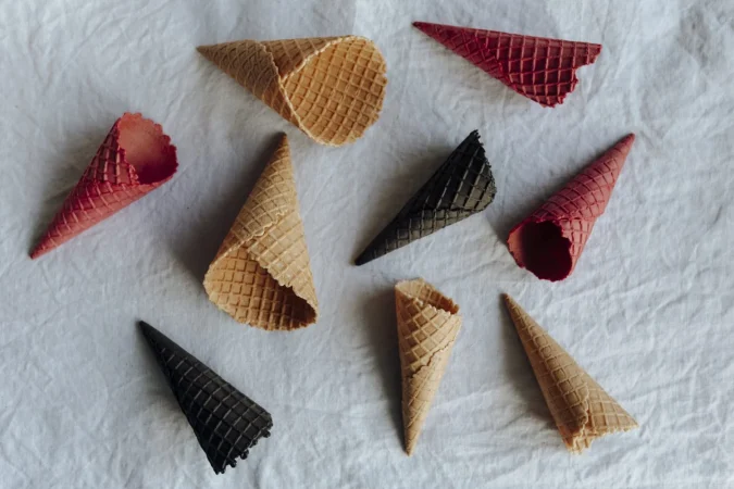Cómo hacer cucuruchos de barquillo caseros y crujientes que sorprenden 3 Merca2.es vista aerea de varios conos de waffle Merca2.es