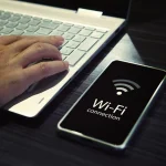 «Este es el truco de los hackers», Diego Pérez (28), ingeniero, confiesa que hacen con la pegatina de tu router: así acceden a tus datos y cómo puedes bloquearlos