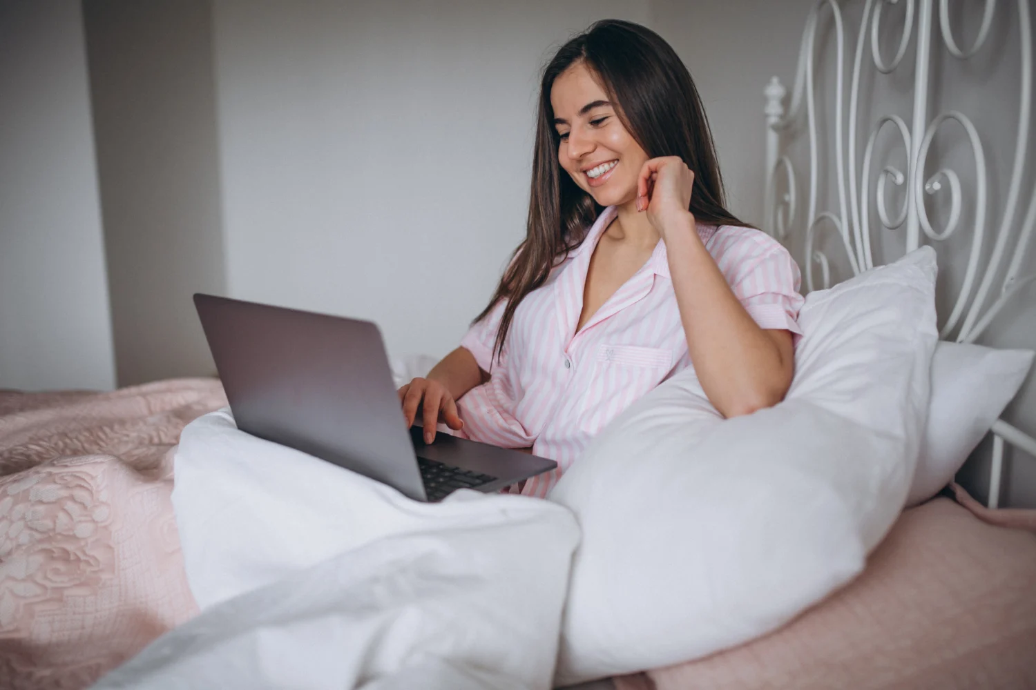 "Tu dinero, en riesgo": Un exagente del CNI desvela por qué JAMÁS debes usar el WiFi de un hotel (y qué hacer para evitarlo) 4 Merca2.es Finalmente, la mejor protección contra los peligros de cualquier WiFi público se basa en la prudencia y en un par de hábitos clave que todos deberíamos interiorizar. Fuente: Freepik