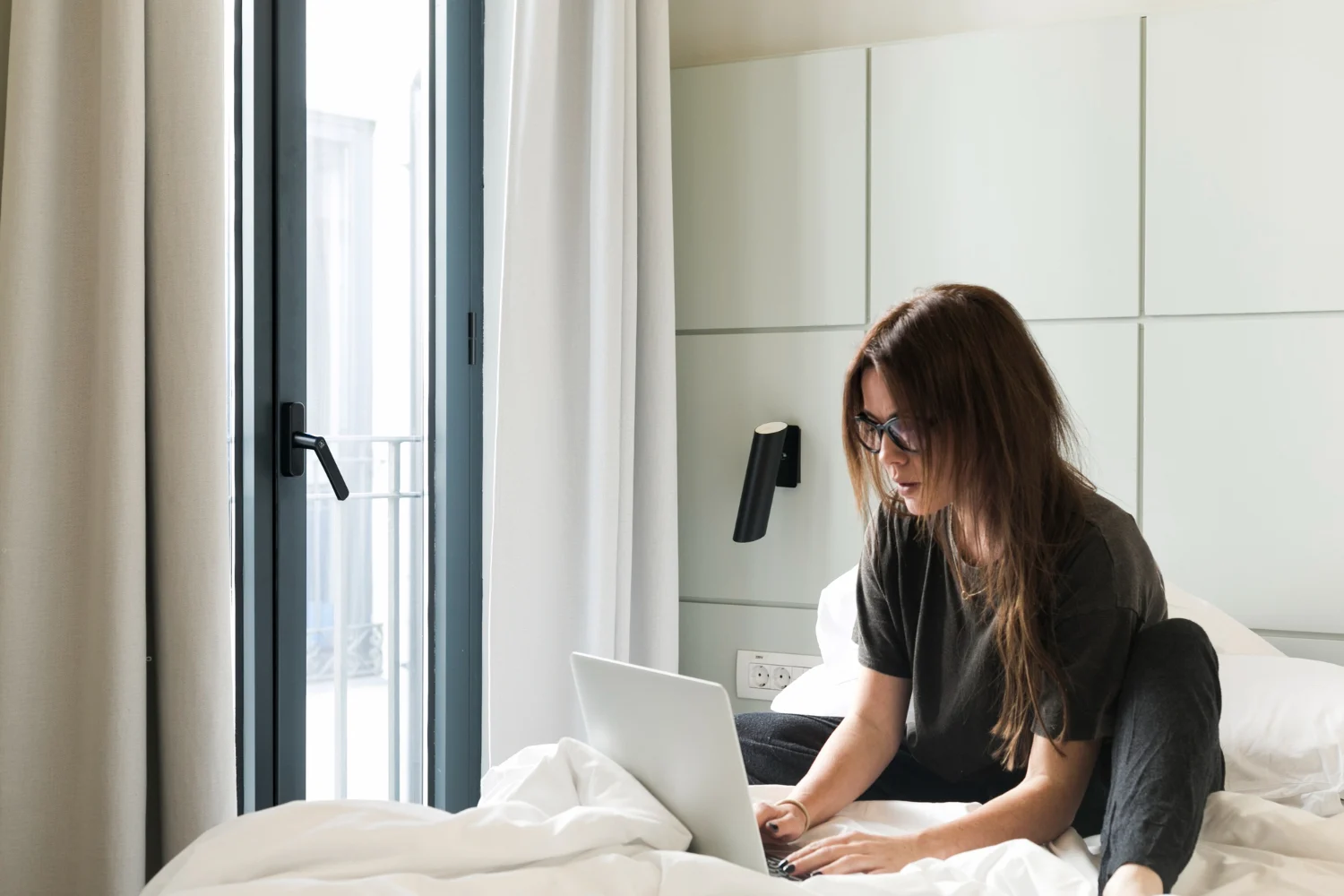 "Tu dinero, en riesgo": Un exagente del CNI desvela por qué JAMÁS debes usar el WiFi de un hotel (y qué hacer para evitarlo) 1 Merca2.es Incluso si te aseguras de que la conexión WiFi es la legítima, los peligros no desaparecen. De hecho, aquí es donde operan los atacantes más sofisticados. Fuente: Freepik