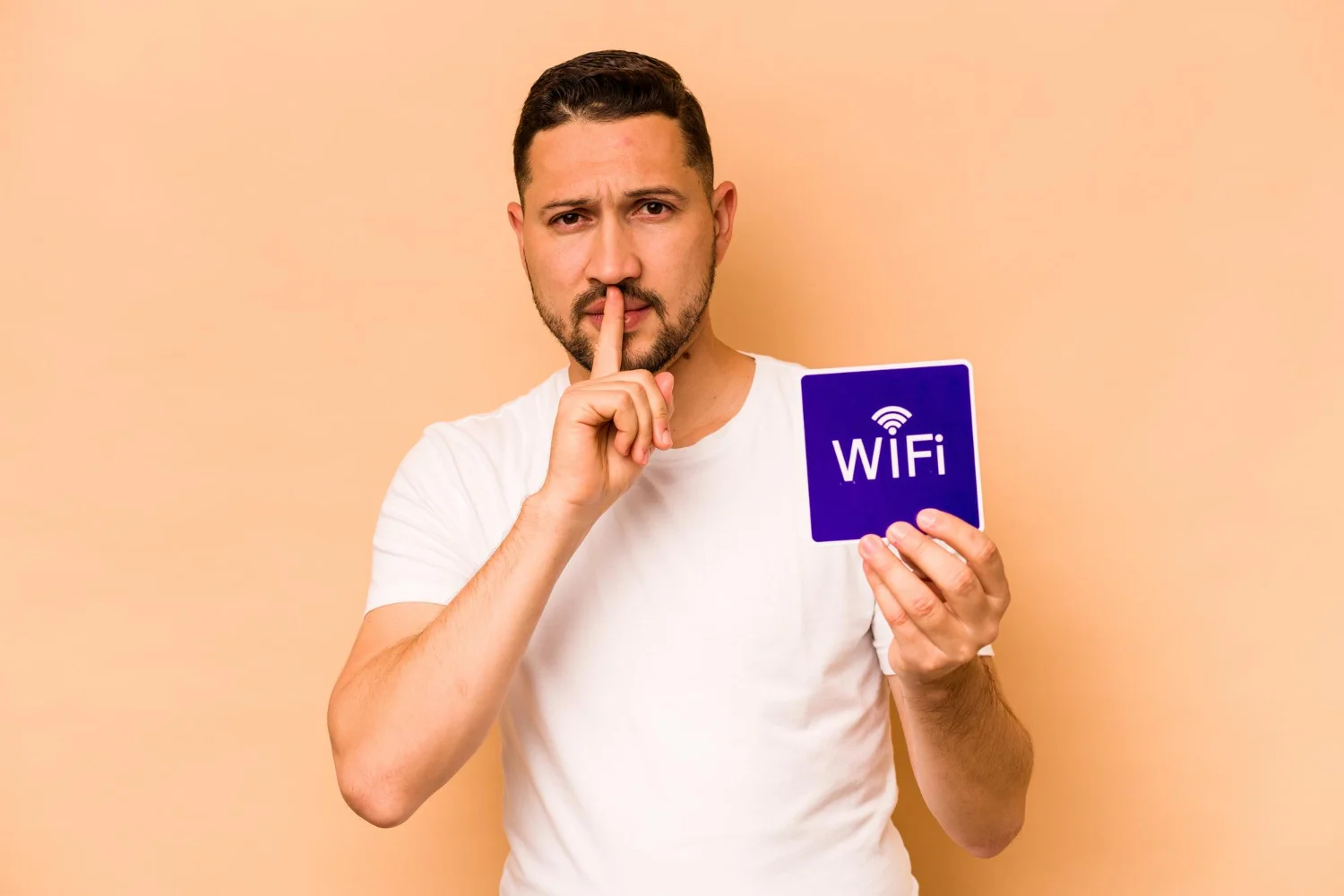 Aquí se detalla el método exacto que utilizan los ciberdelincuentes para explotar la clave de tu WiFi por defecto y acceder a tu red sin que te des cuenta. Fuente: Freepik
