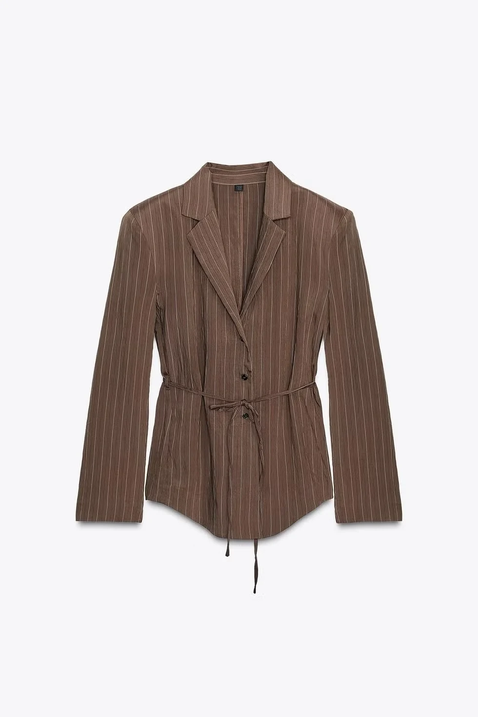 Un toque de alta costura: chaqueta entallada con botones
