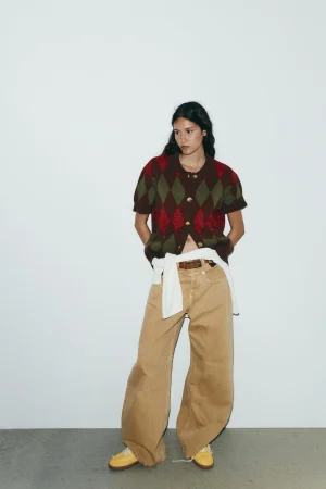 Zara otoño 2025: 8 chaquetas y cárdigans elegantes y versátiles para el entretiempo 30 Merca2.es El regreso del estilo retro: chaqueta polo de punto con rombos