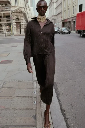 Blusa y falda satinada: de la noche al día